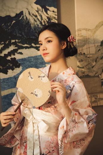 迪拜的女孩在线观看完整免费高清满天星